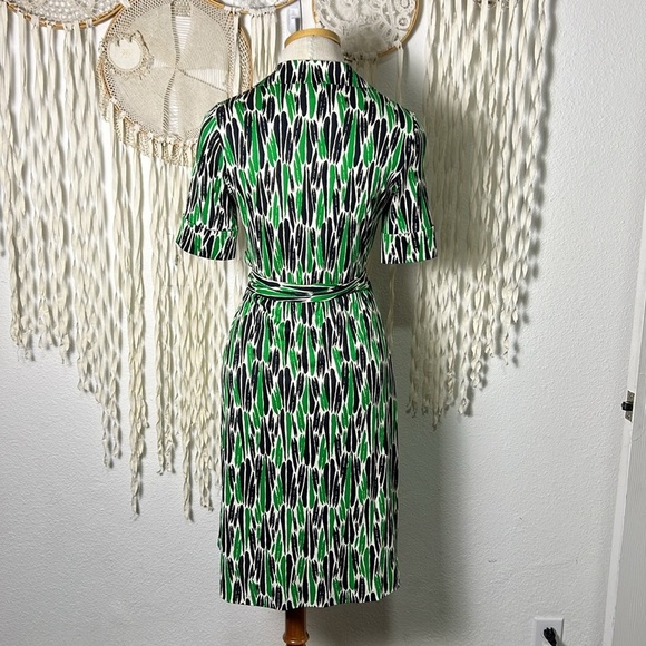 Diane Von Furstenberg | DVF Green and Navy Print Vintage Silk Wrap Dress Size 8 - Picture 3 of 13